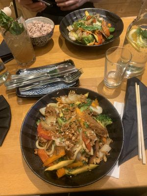 Vorne: Udon Nudeln, Hinten: Gemüse und Sojafilets mit braunem Reis at Chay Vegan Asian Kitchen in Hamburg
