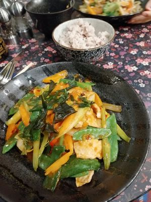 Scharfe Zitronengras-Tofu-Pfanne mit Vollkornreis 🌶 🍋 at Chay Vegan Asian Kitchen in Hamburg