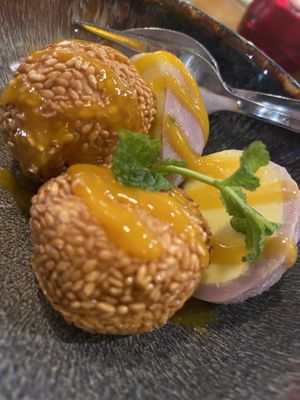 Sesambällchen mit Mochi Eis mit Mangosoße 🍧 🥭 #Veganuary at Chay Vegan Asian Kitchen in Hamburg