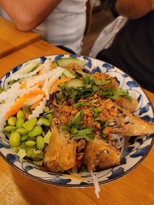 Bowl mit Frühlingsrollen at Chay Vegan Asian Kitchen in Hamburg