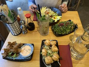 Vorspeise Golden cubes, wantans und Mangosalat   at Chay Vegan Asian Kitchen in Hamburg