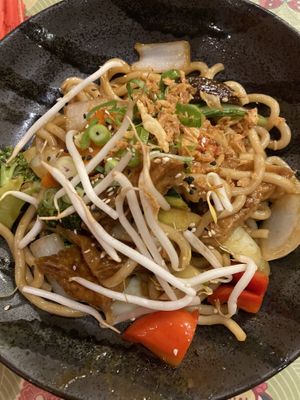 Soba Nudeln mit Sojafiletspitzen, Pfannengemüse und Sesam  at Chay Vegan Asian Kitchen in Hamburg
