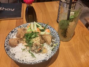 Spring Bowl mit halbleeren Jasmineistee at Chay Vegan Asian Kitchen in Hamburg