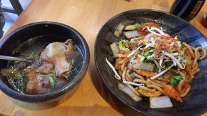 Wantan Suppe (links) und Udon Nudeln (rechts) at Chay Vegan Asian Kitchen in Hamburg