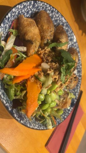 Spring Bowl, Reisnudeln mit knusprigen Frühlingsrollen, eingelegtem Gemüse, Erdnüsse, Röstzwiebel Limetten -Soja Vinaigrette   at Chay Vegan Asian Kitchen in Hamburg