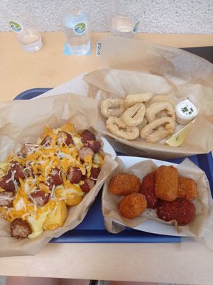 Salchipapas, calamares y croquetas at Cala Vegana in Menorca