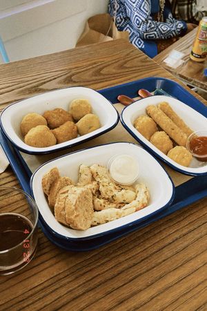 Bolas y palitos de queso riquísimos, croquetas veganas variadas y unas gambas al ajillo que FLIPAS  at Cala Vegana in Menorca