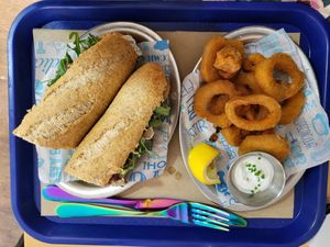 Vegancalamari e panino con camebert vegano, confettura di fichi, cipolla caramellata e rucola at Cala Vegana in Menorca