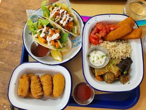 Piatto unico vegan, nuggets vegan pollo, tacos con salmone veg at Cala Vegana in Menorca