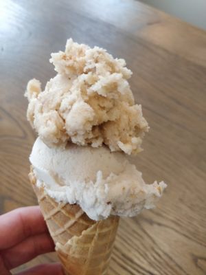 Apple-Pecan-Crumble, Hazelnut-Almond at Wei&Wei Eiswerkstatt in Aachen