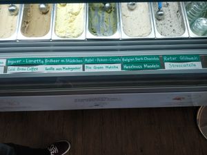Ice cream counter (green=vegan) at Wei&Wei Eiswerkstatt in Aachen