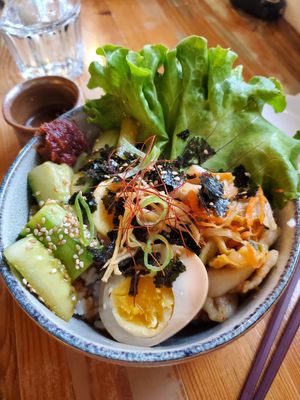 Excellent restaurant isolé dans un petit village calme. J'y suis allée un samedi soir et la cuisine proposée était japonaise (tous les samedi soirs pendant un mois seulement).  at Andorinha do Mar in Budens