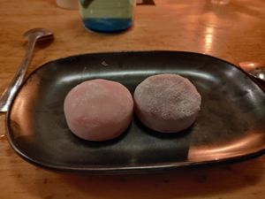 Mochi aux fraises et mochi aux fruits de la passion. at Hono Izakaya in Quebec