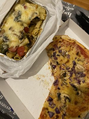 Pizza Funghi mit extra Zwiebeln und Maccheroni con Verdura Al forno  at Pizzeria Valentino in Dortmund