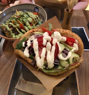Veganer One & Only mit Loaded Fries und Grillgemüse at DÖNA in Essen