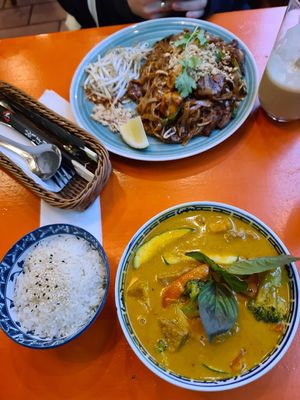 Curry and Pad Thai at La Vegana in Warsaw