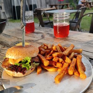 Lion's mane burger and cherry soda at Brasserie 11 Comtés in Cookshire-eaton