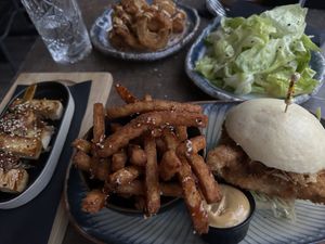 mariniertes Tofu, Süßkartoffel Pommes, Bao Burger, Zwiebelringe, Sesam Salat  at Paul's in Linz