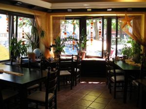 Unser vorderer Raum - mit vielen Fenstern... hier kann man das kunterbunte Treiben auf dem Suermondtplatz beobachten :) at Pfannenzauber in Aachen