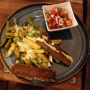 Seasonal dish: "Oma kocht vegan" (potatoes, beans and lentil sausage with mustard sauce and tomato salad at Pfannenzauber in Aachen