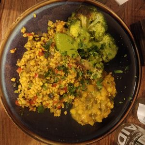 Broccoli steak, paella rice and cucumber relish at Pfannenzauber in Aachen