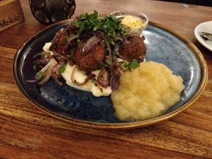 Saisonal dish: "Himmel un Ääd" (quinoa balls, mashed potatoes, applesauce and melted onions) at Pfannenzauber in Aachen