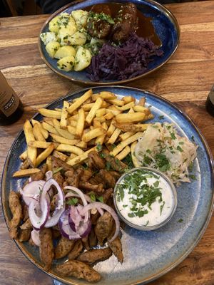 Rouladen mit Rotkohl und Kartoffeln und Dönerteller  at Pfannenzauber in Aachen