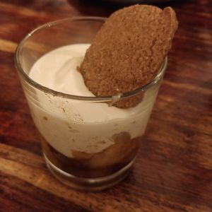 Saisonal dessert: Baked apple with amaretto vanilla buttercream and speculoos at Pfannenzauber in Aachen