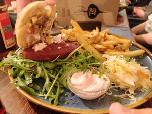 Seasonal burger (rhubarb mayo, rocket salad and caramelized root vegetables) at Pfannenzauber in Aachen