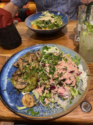 Saisongerichte: Brokkoli-Rösti, Salat mit Johannisbeerdressing und marinierten Champignons (im Hintergrund Gnocchi mit Tomatensauce und Rucola )  at Pfannenzauber in Aachen