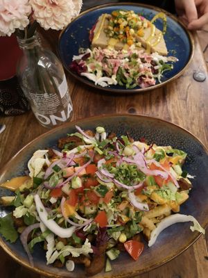 Kapsalon and a seasonal dish in the background at Pfannenzauber in Aachen