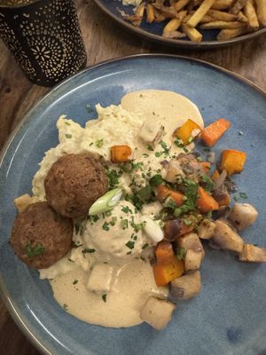 Grandpas Meatballs with roots and delicious sauce #Veganuary at Pfannenzauber in Aachen