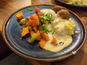 Seasonal dish: Grandad's vegan meat balls with root puree (January 2024) at Pfannenzauber in Aachen