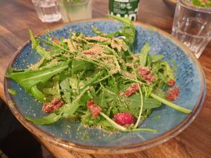 Seasonal dish: Tagliatelle with walnut pumpkin seed and wild garlic pesto, sun-dried tomatoes,
rocket and parmesello (April 2024) at Pfannenzauber in Aachen