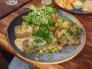 Seasonal dish: Tofu fish fillet with smashed rosemary potato, lamb's lettuce and a nettle-honey-mustard-tarragon sauce (April 2024) at Pfannenzauber in Aachen
