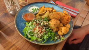 Seasonal dish: Cauliflower wings and Potato wedges (June 2024) at Pfannenzauber in Aachen