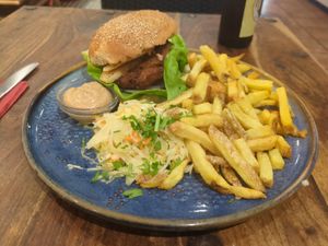 Seasonal dish: Monkeyburger, tofu patty with caramelised bananas and peanut dip (August 2024)  at Pfannenzauber in Aachen