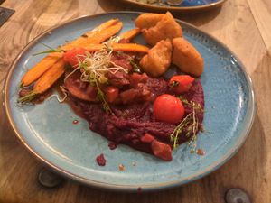 Seasonal dish: Celery steak with braised carrots, cherry tomatoes and beetroot cream, served with chips a la dauphine (September 2024) at Pfannenzauber in Aachen