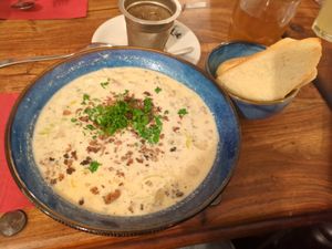 Seasonal starter: yesLeek noMinced meat noCream Soup (November 2024) at Pfannenzauber in Aachen