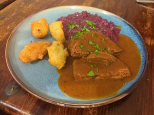 Seasonal dish: Christmas sauerbraten with print sauce, chips a la dauphine and red cabbage with apples! (December 2024) at Pfannenzauber in Aachen