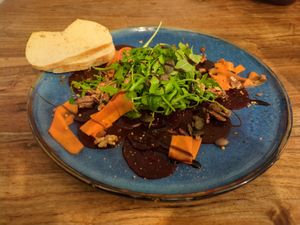 Seasonal starter: Beetroot carpaccio with rucola and walnuts (#veganuary 2025)  at Pfannenzauber in Aachen