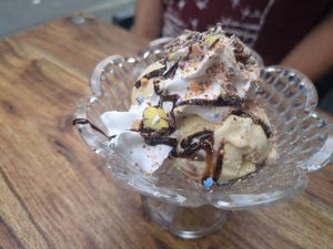 Seasonal dessert: Peanut-chocolate lentil ice cream (July 2025)  at Pfannenzauber in Aachen