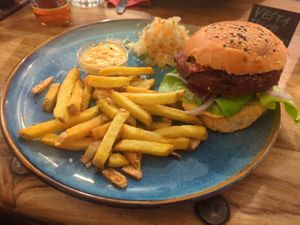 Seasonal dish: Smoky burger with roasted peppers and sour cream (July 2025)  at Pfannenzauber in Aachen