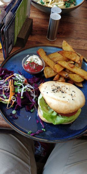Burger with fries at Pfannenzauber in Aachen