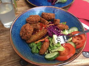 Basic salad with monkey stripes and falafel balls 😍 at Pfannenzauber in Aachen