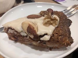 Vegan cappuccino met vegan carrotcake 😋  at Caffe Mundi in Antwerpen