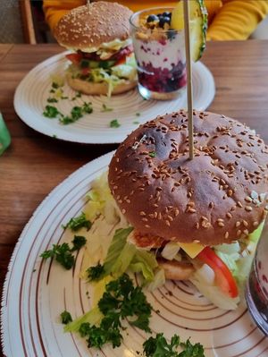 Veganer breakfast burger at Zoom Cafe & Photo Studio in Chemnitz