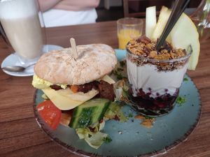 Veganer Breakfast Burger mit Joghurt und granola at Zoom Cafe & Photo Studio in Chemnitz