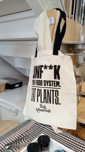 Regalo por comprar dos helados veganos at Millor a granel in Palamos