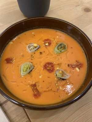 Salmorejo con puerro braseado at Foodis in Sant Just Desvern